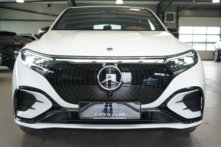 Hvid Mercedes EQS450 SUV fra 2025