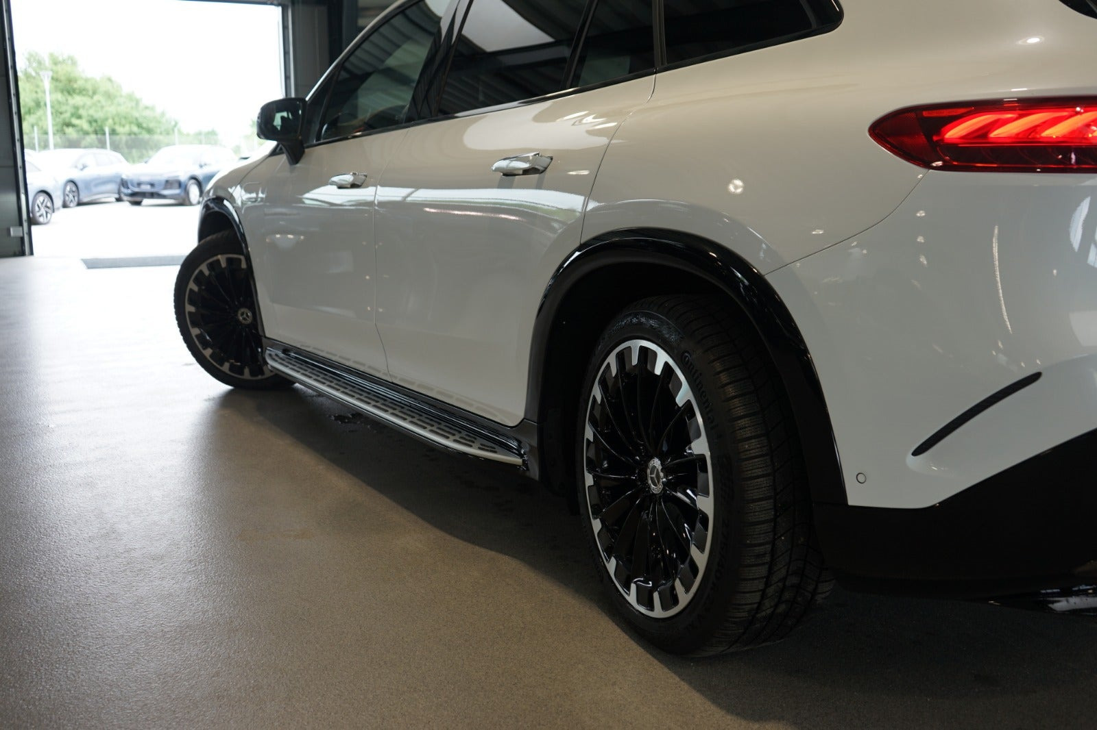 Hvid Mercedes EQS450 SUV fra 2025