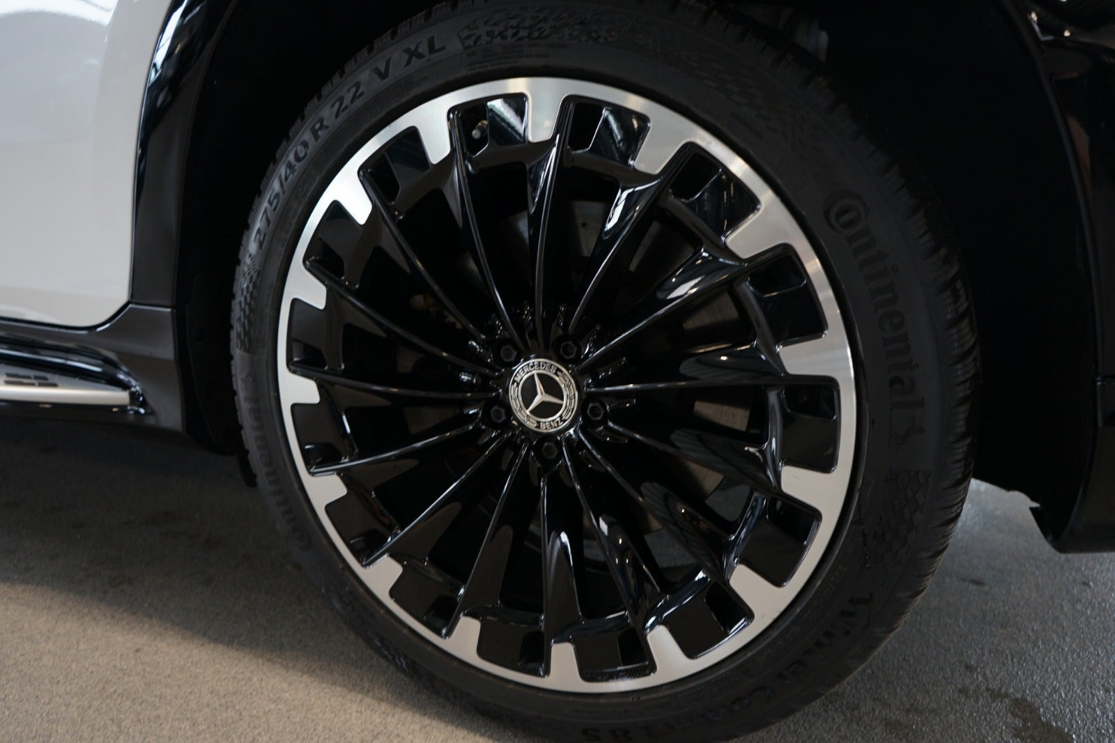 Hvid Mercedes EQS450 SUV fra 2025