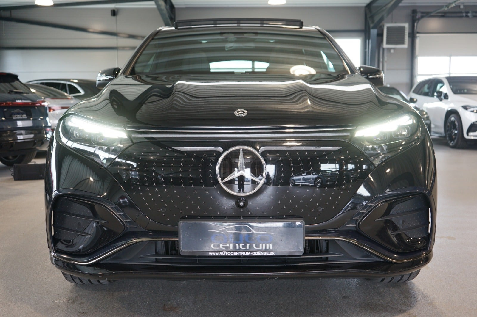 Sort Mercedes EQS450 SUV fra 2024