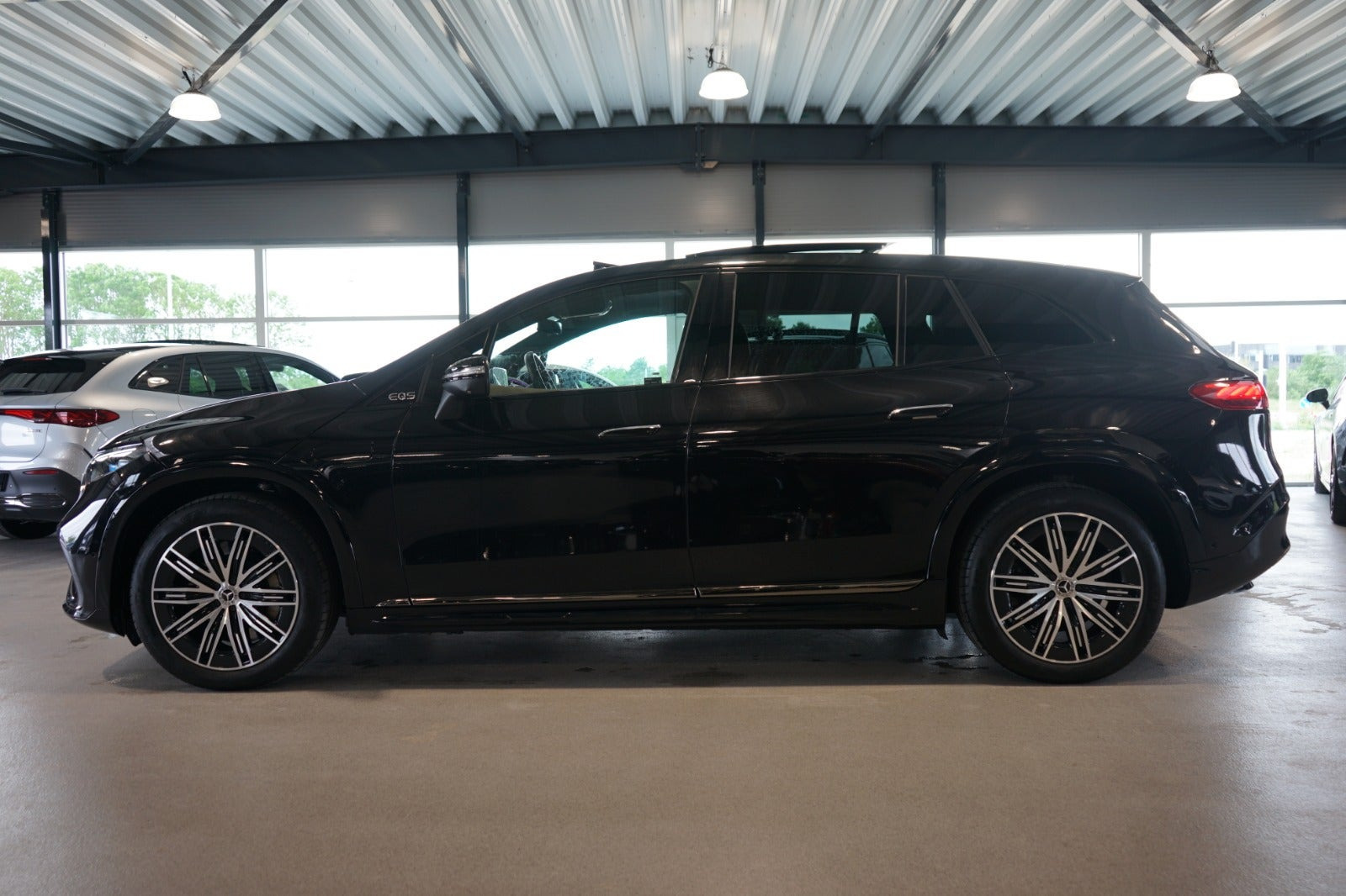 Sort Mercedes EQS450 SUV fra 2024