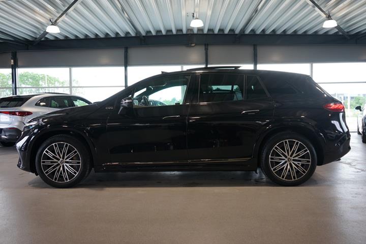 Sort Mercedes EQS450 SUV fra 2024