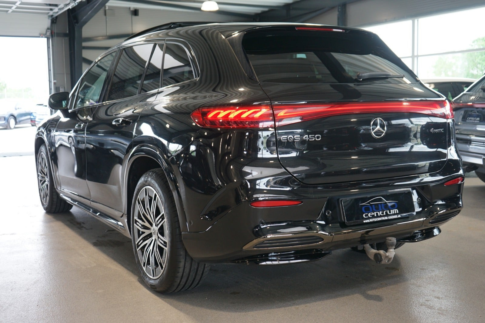Sort Mercedes EQS450 SUV fra 2024