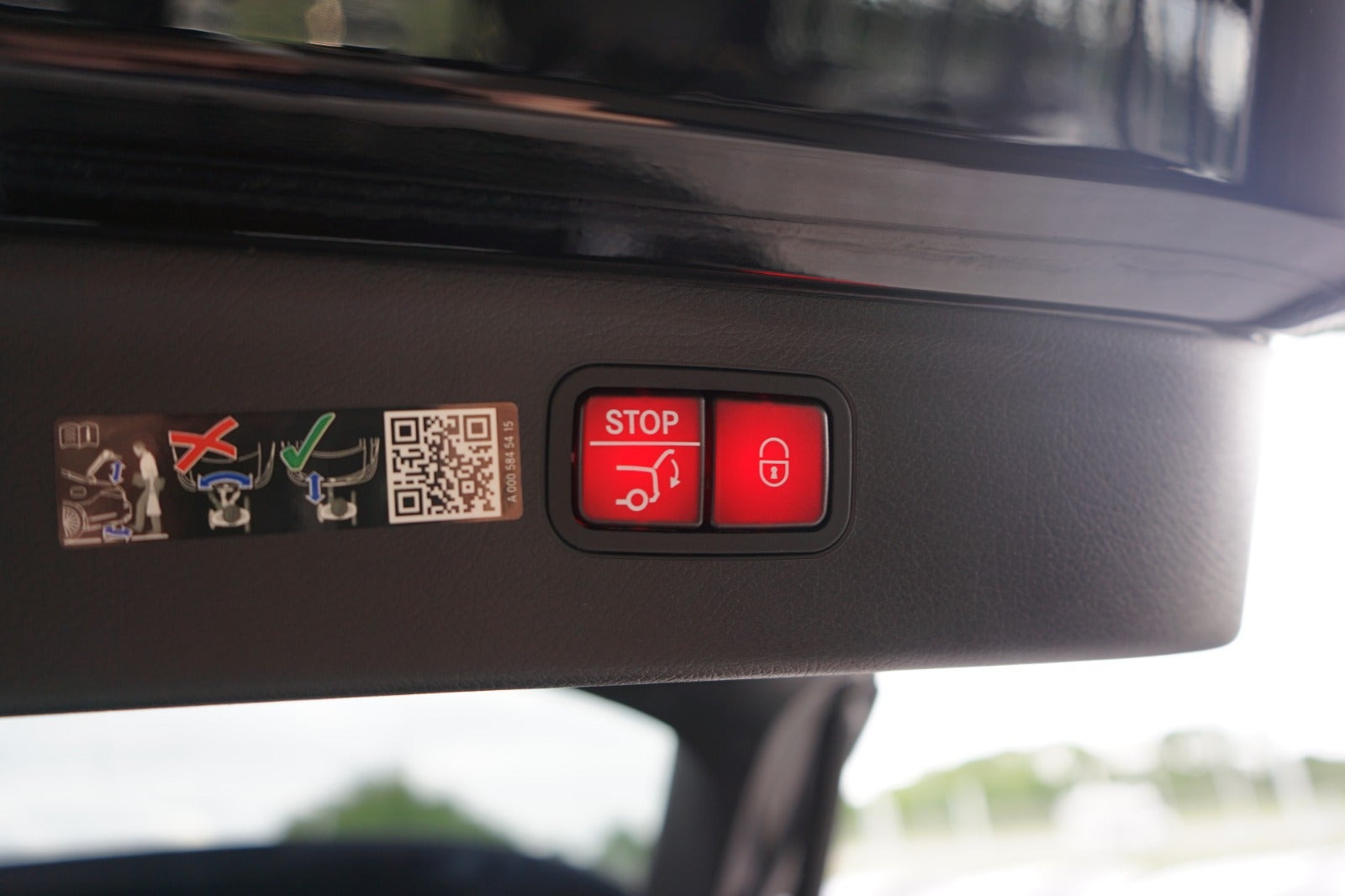 Sort Mercedes EQS450 SUV fra 2024