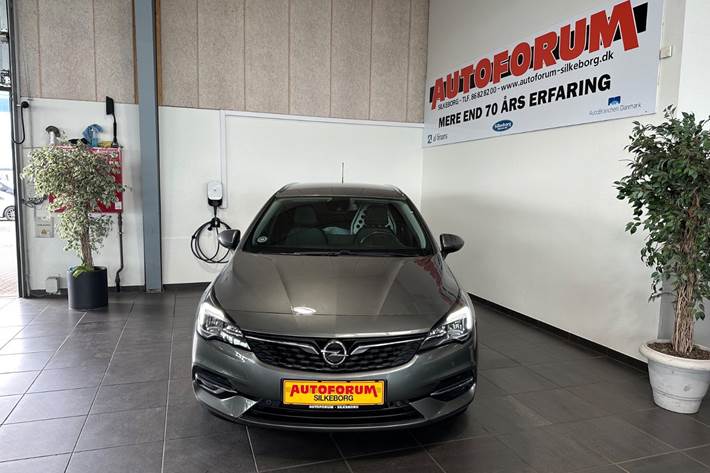Grå Opel Astra fra 2021