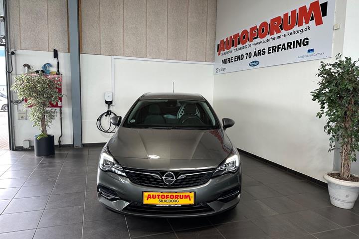 Grå Opel Astra fra 2021