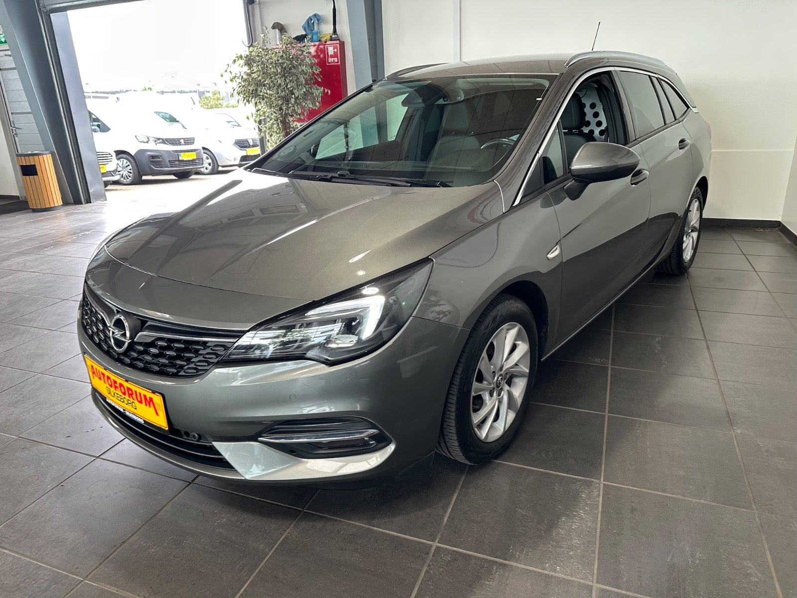 Grå Opel Astra fra 2021