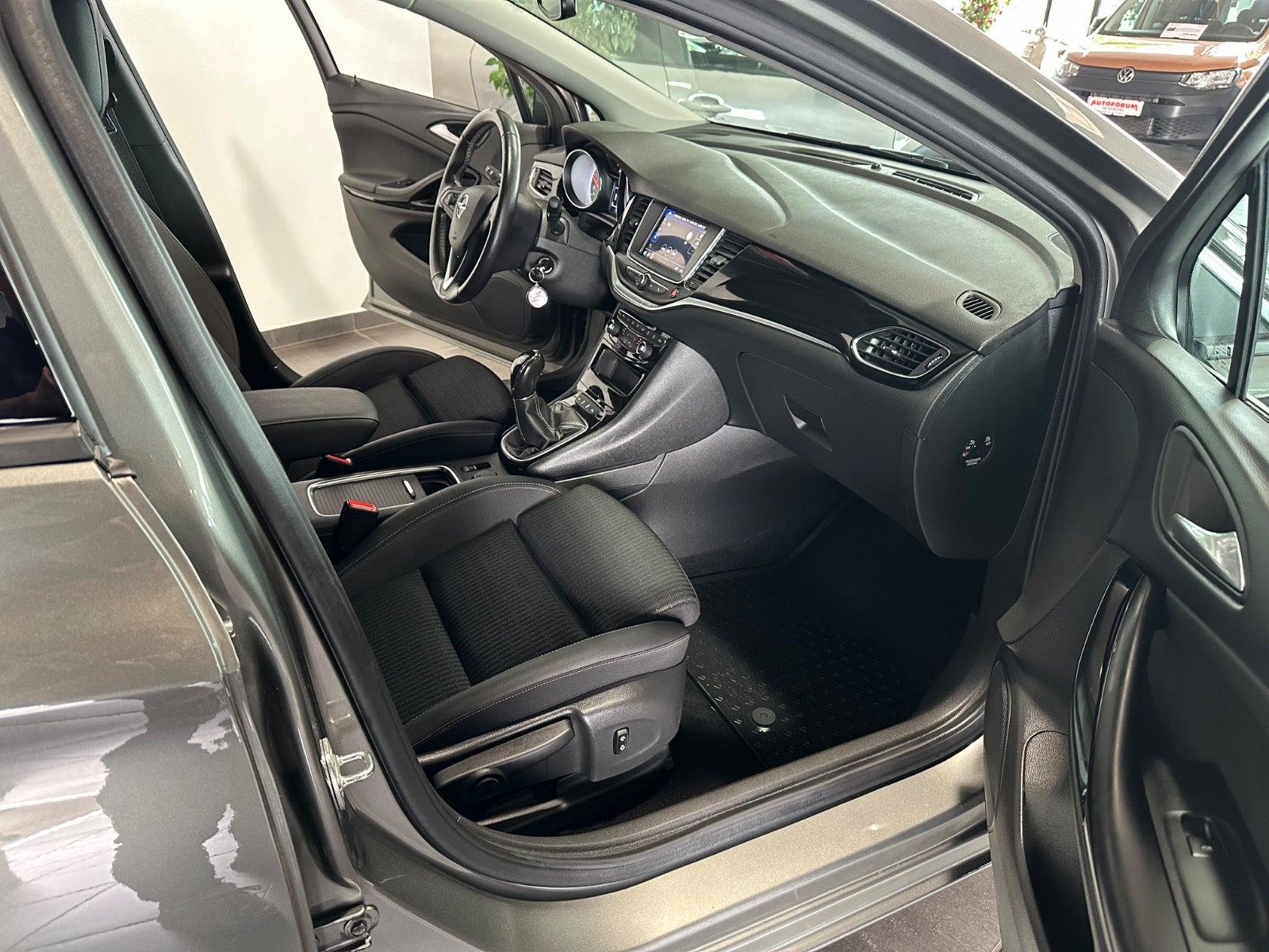 Grå Opel Astra fra 2021