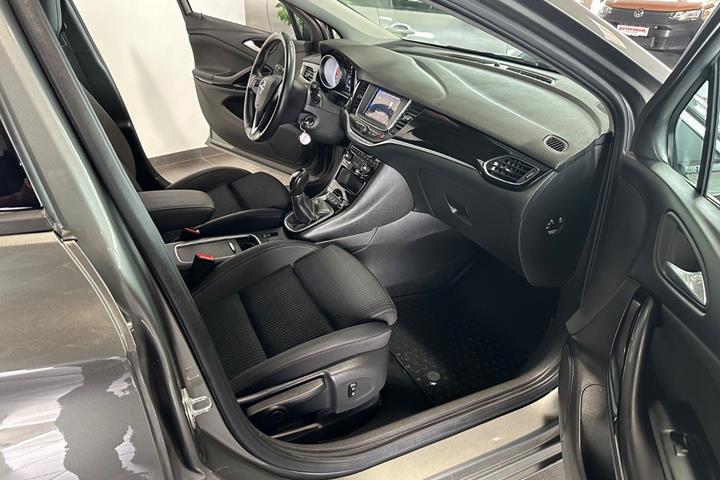 Grå Opel Astra fra 2021