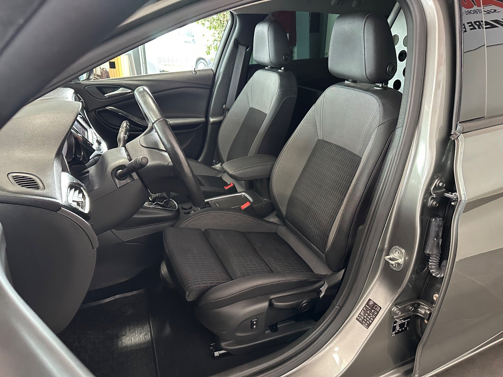 Grå Opel Astra fra 2021
