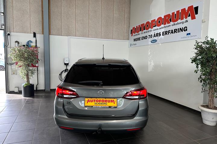 Grå Opel Astra fra 2021