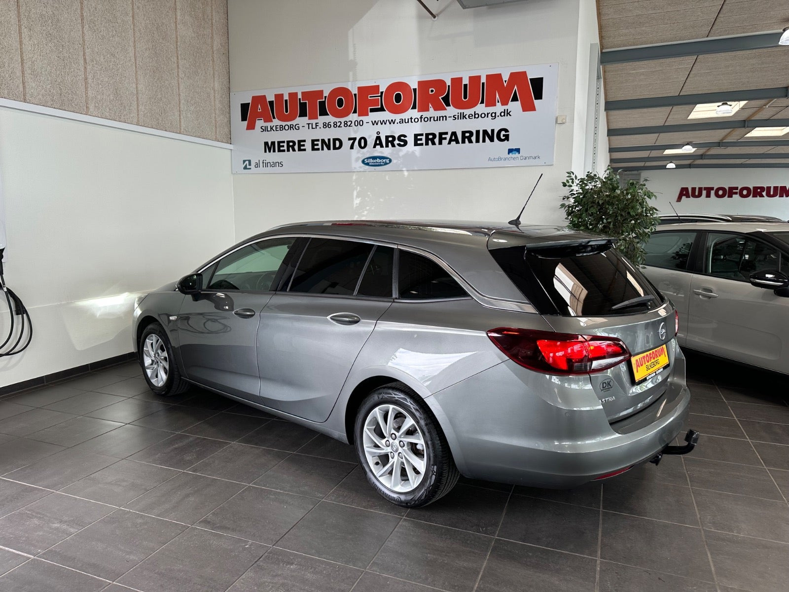 Grå Opel Astra fra 2021