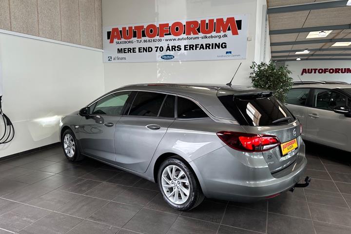Grå Opel Astra fra 2021