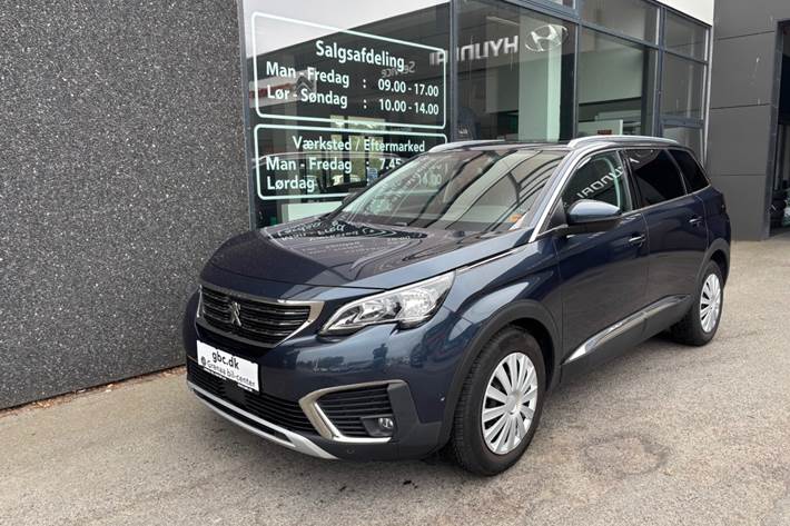 Blå Peugeot 5008 fra 2018 set udefra
