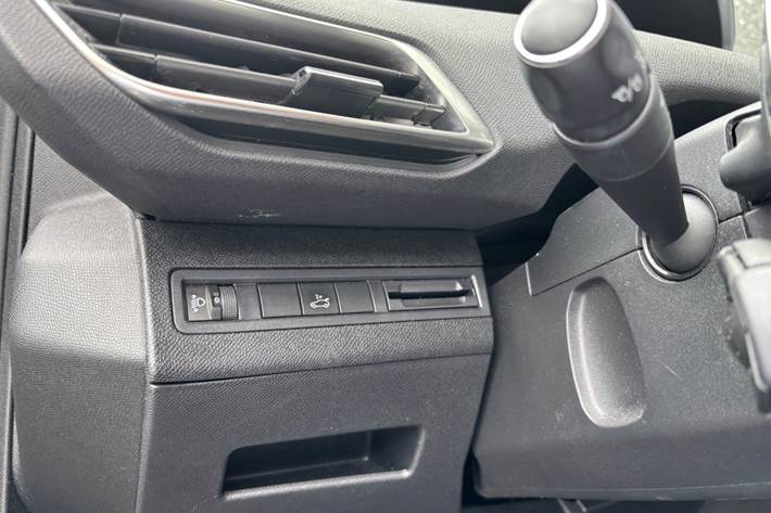 Blå Peugeot 5008 fra 2018