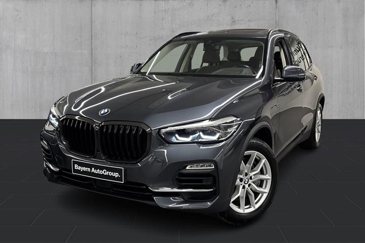 Grå BMW X5 fra 2020 set udefra