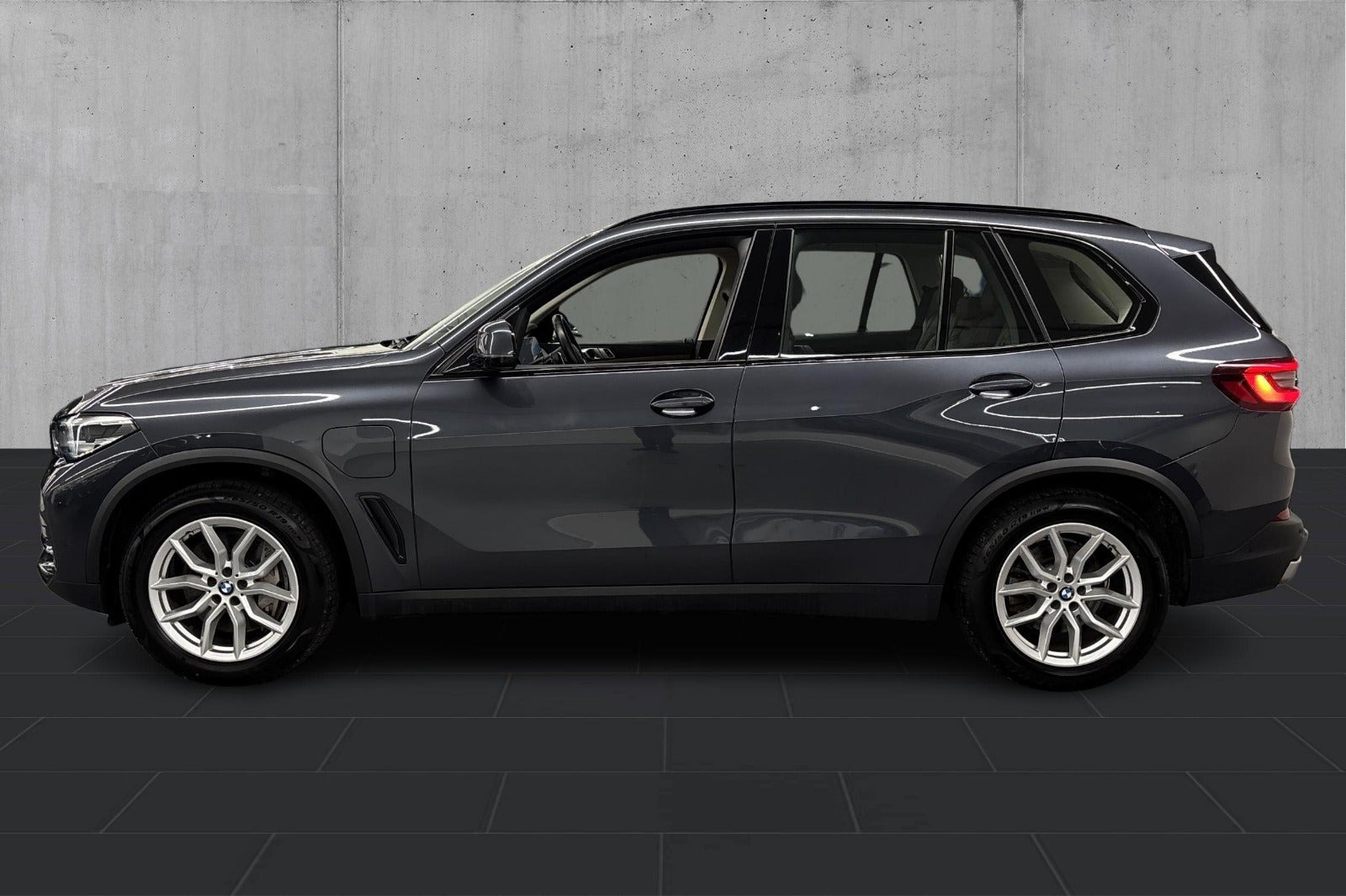 Grå BMW X5 fra 2020