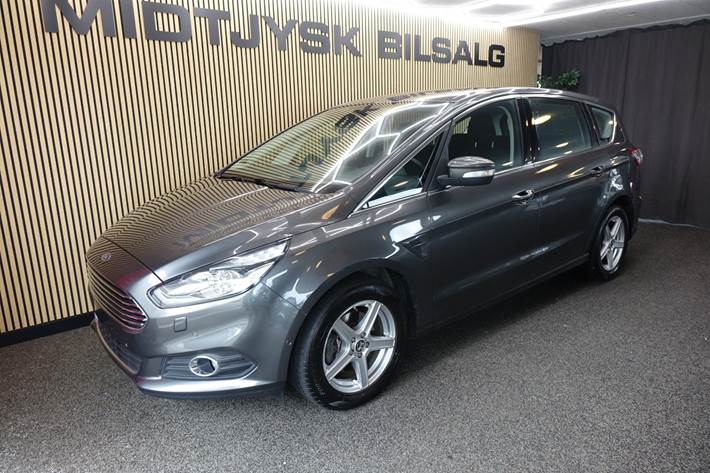 Grå Ford S-MAX fra 2019 set udefra