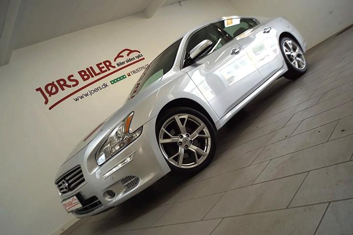 Sølv Nissan Maxima fra 2012 set udefra