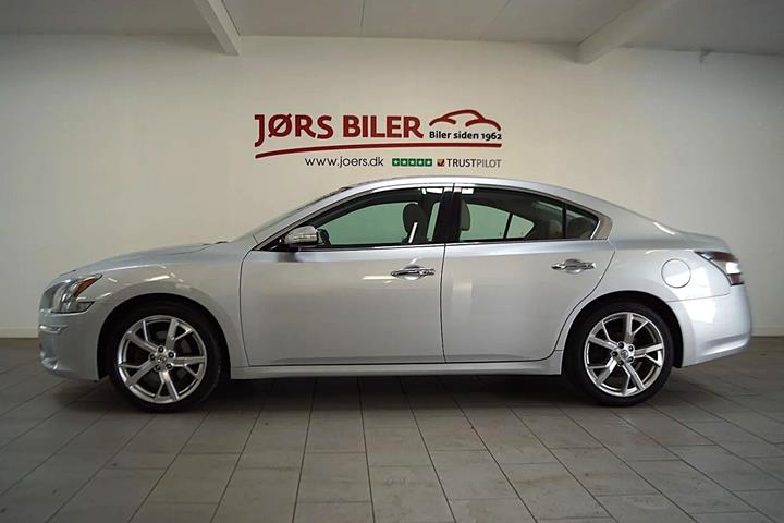 Sølv Nissan Maxima fra 2012 set udefra