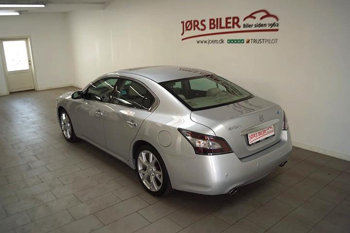 Sølv Nissan Maxima fra 2012 set udefra