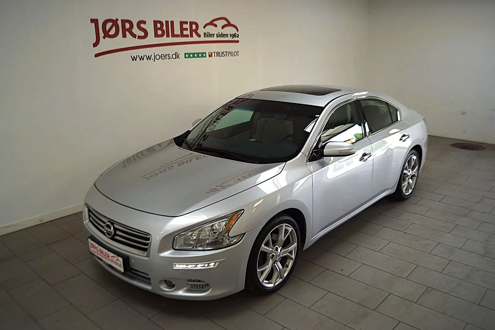 Sølv Nissan Maxima fra 2012 set udefra
