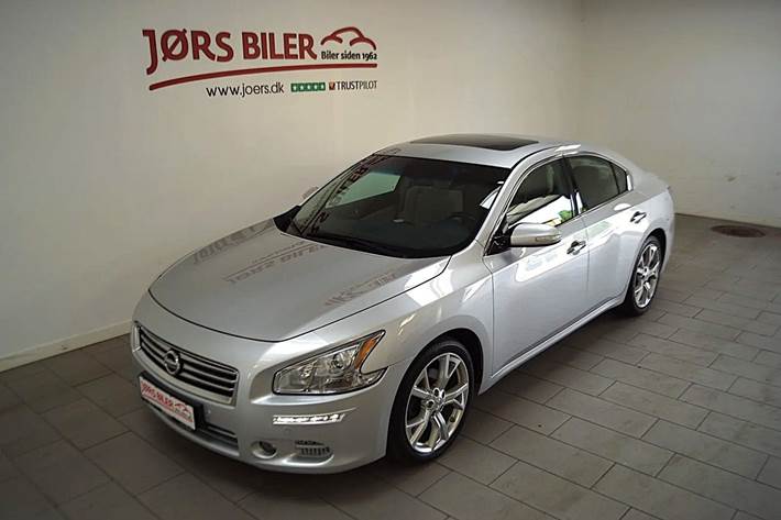 Sølv Nissan Maxima fra 2012 set udefra