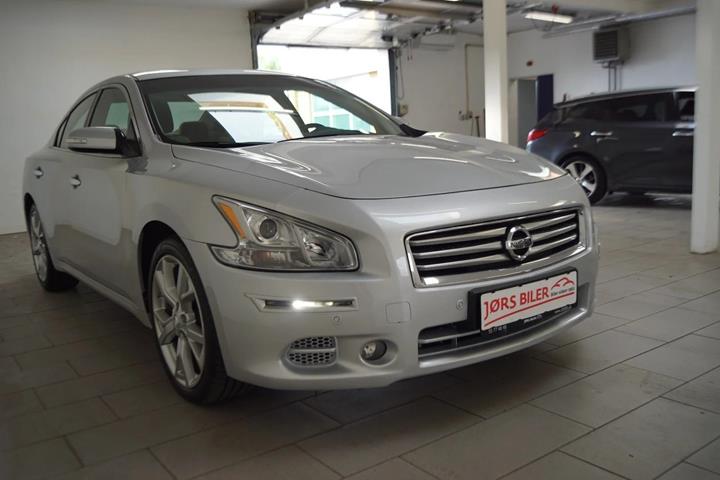 Sølv Nissan Maxima fra 2012 set udefra