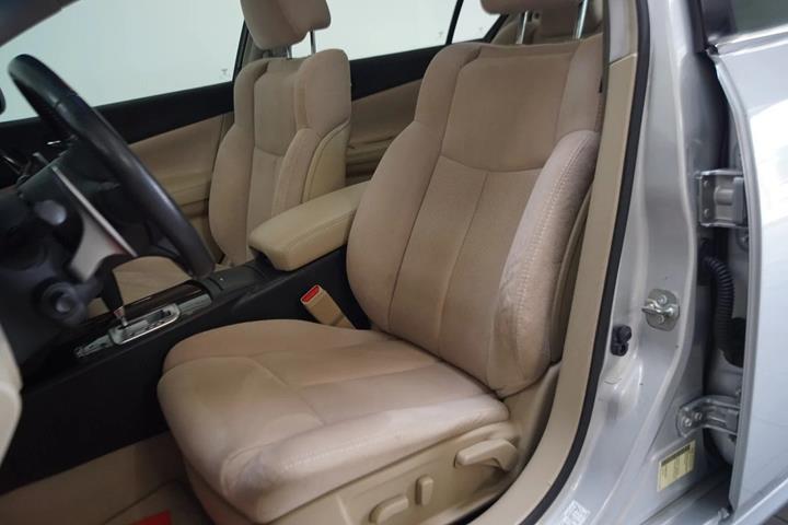 Sølv Nissan Maxima fra 2012 set indefra