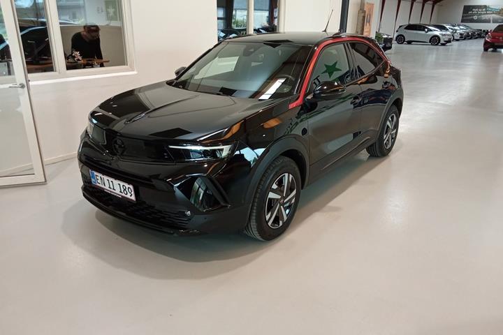 Sort Opel Mokka-e fra 2023 set udefra