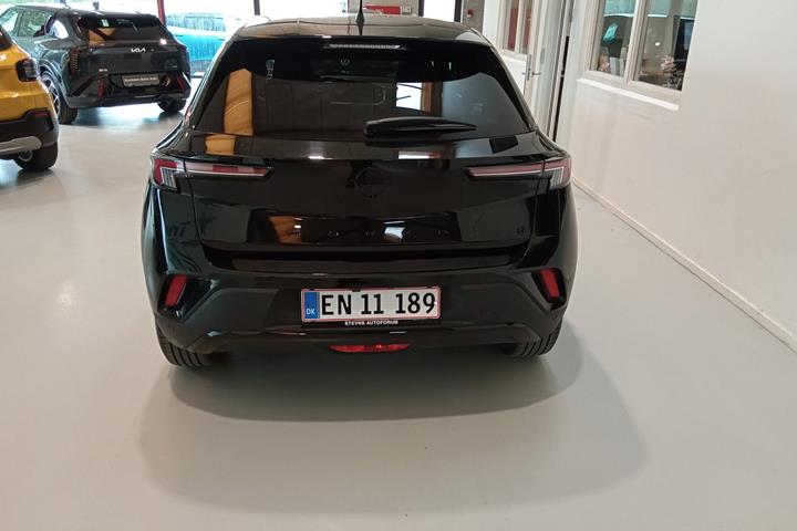 Sort Opel Mokka-e fra 2023