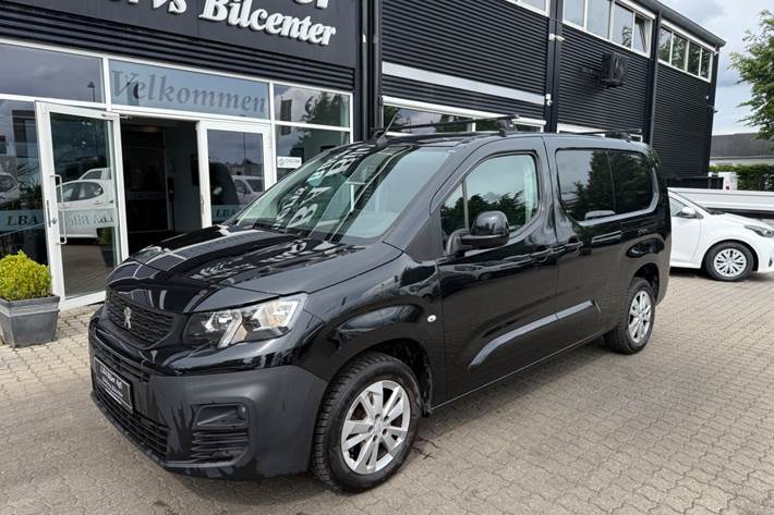 Sort Peugeot Partner fra 2021 set udefra