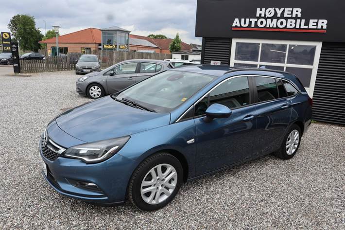 Blå Opel Astra fra 2017 set udefra
