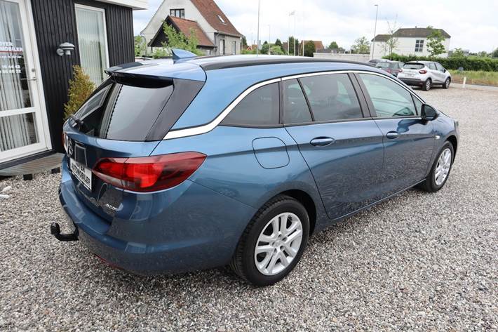 Blå Opel Astra fra 2017