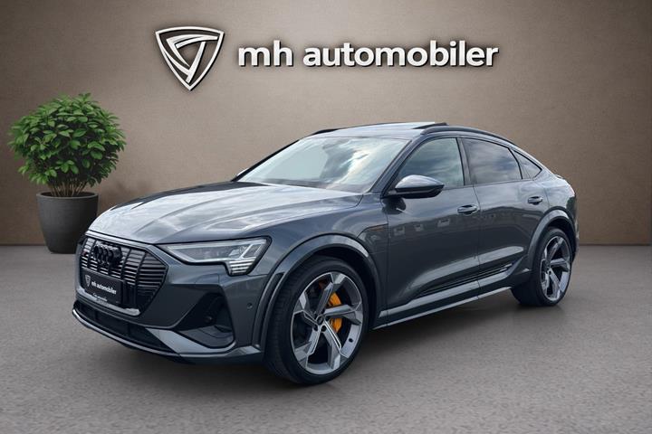 Grå Audi e-tron S fra 2023 set udefra