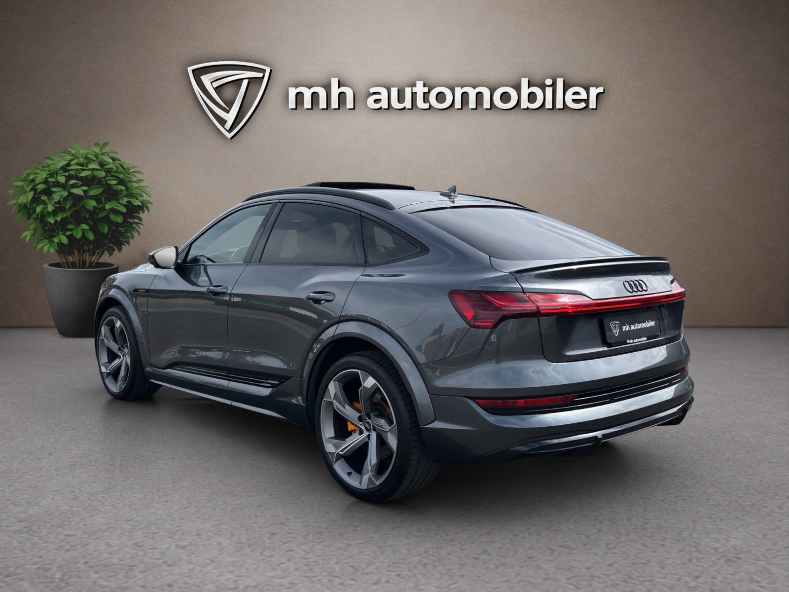 Grå Audi e-tron S fra 2023