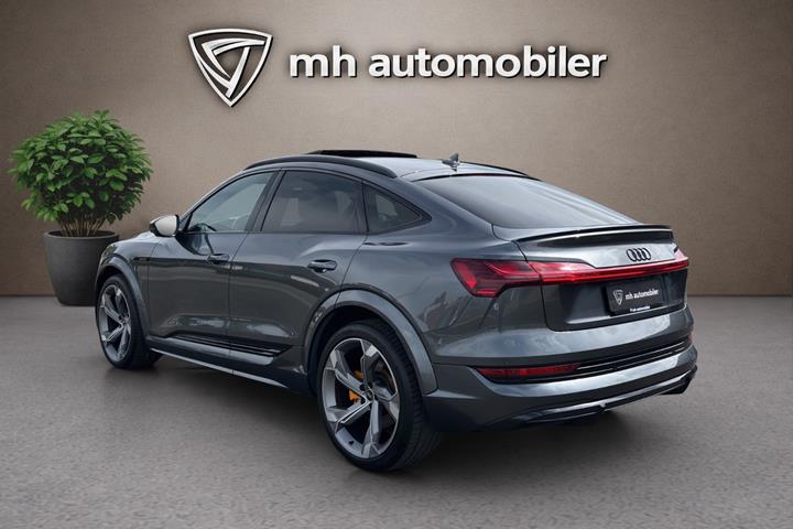Grå Audi e-tron S fra 2023