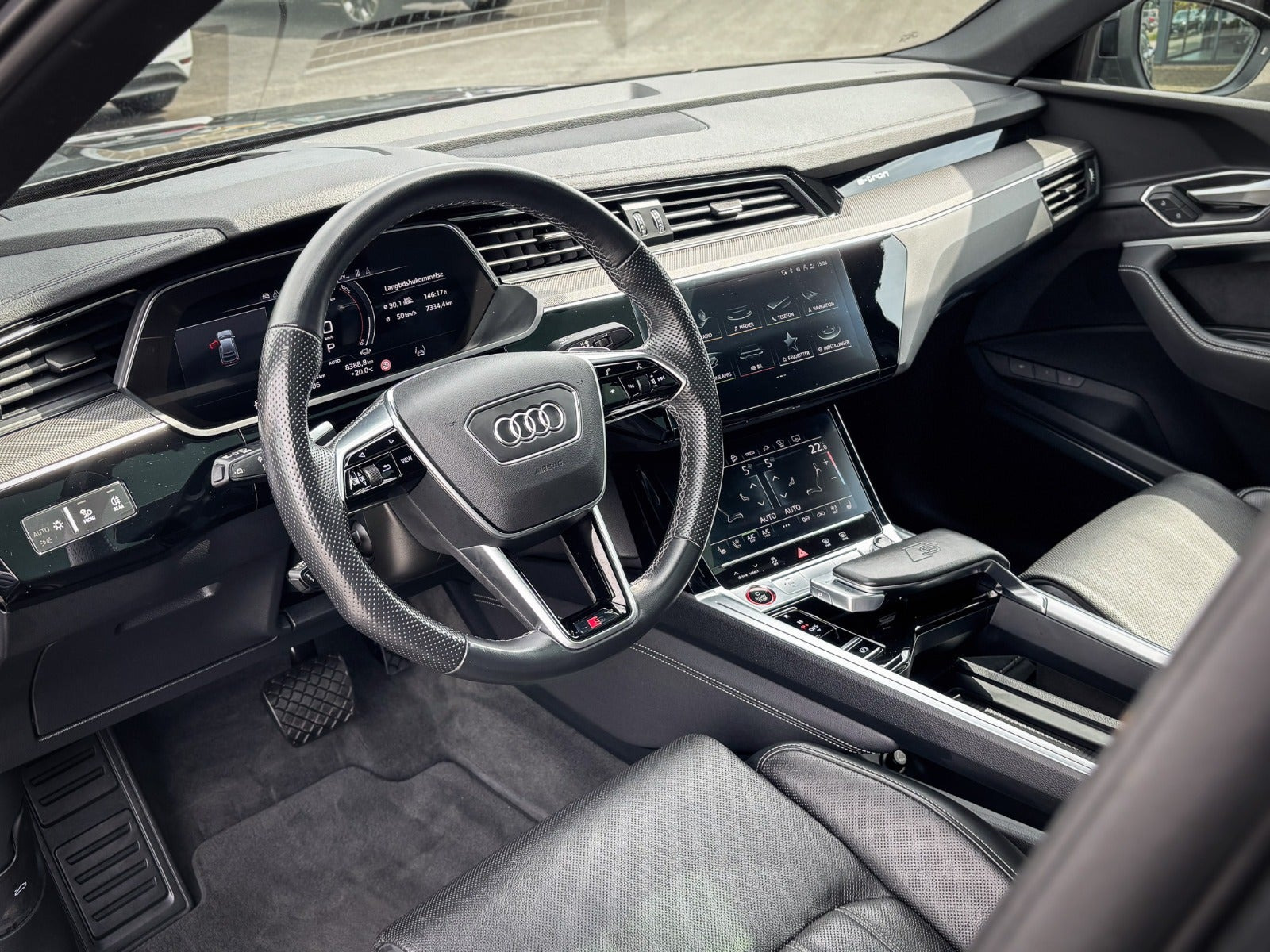 Grå Audi e-tron S fra 2023