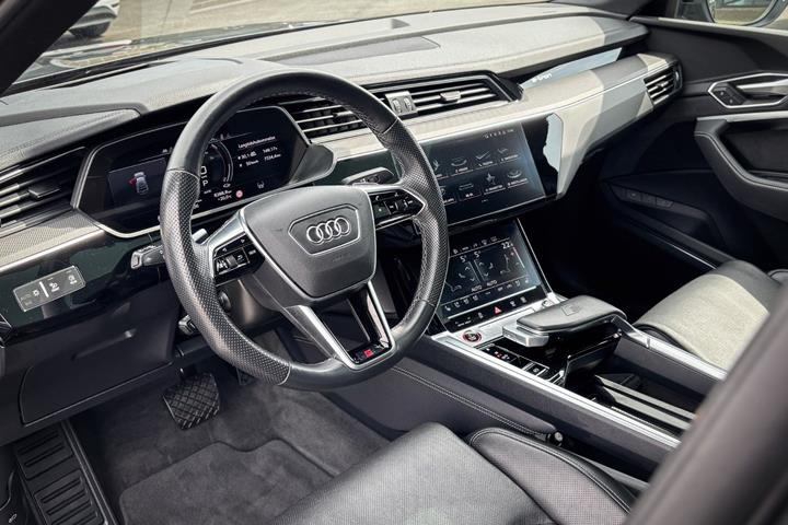 Grå Audi e-tron S fra 2023