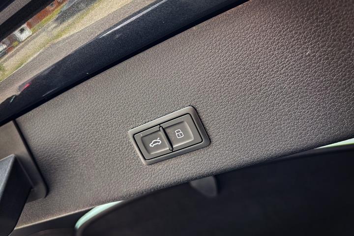 Grå Audi e-tron S fra 2023