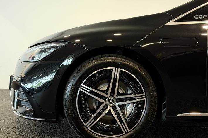 Sort Mercedes EQE350+ fra 2025