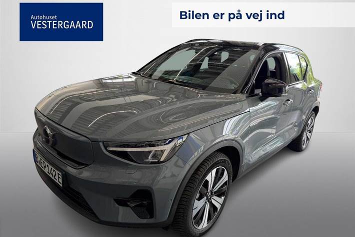 Grå Volvo XC40 fra 2023 set udefra