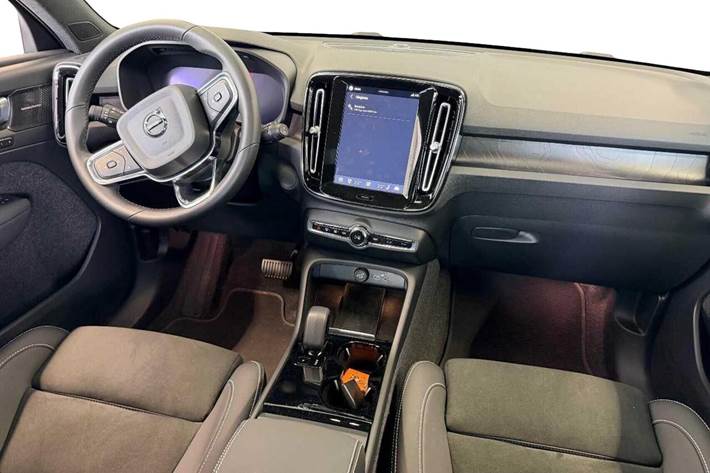 Grå Volvo XC40 fra 2023
