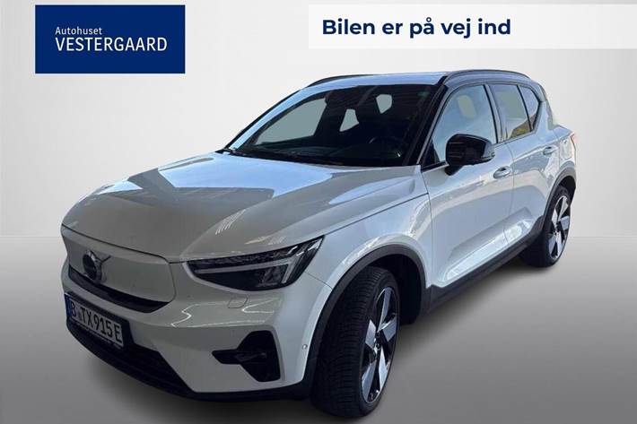 Hvid Volvo XC40 fra 2023 set udefra