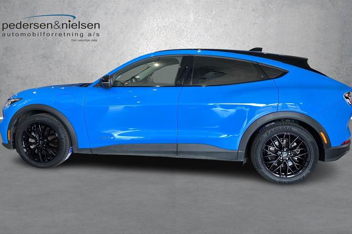 Blå Ford Mustang Mach-E fra 2024
