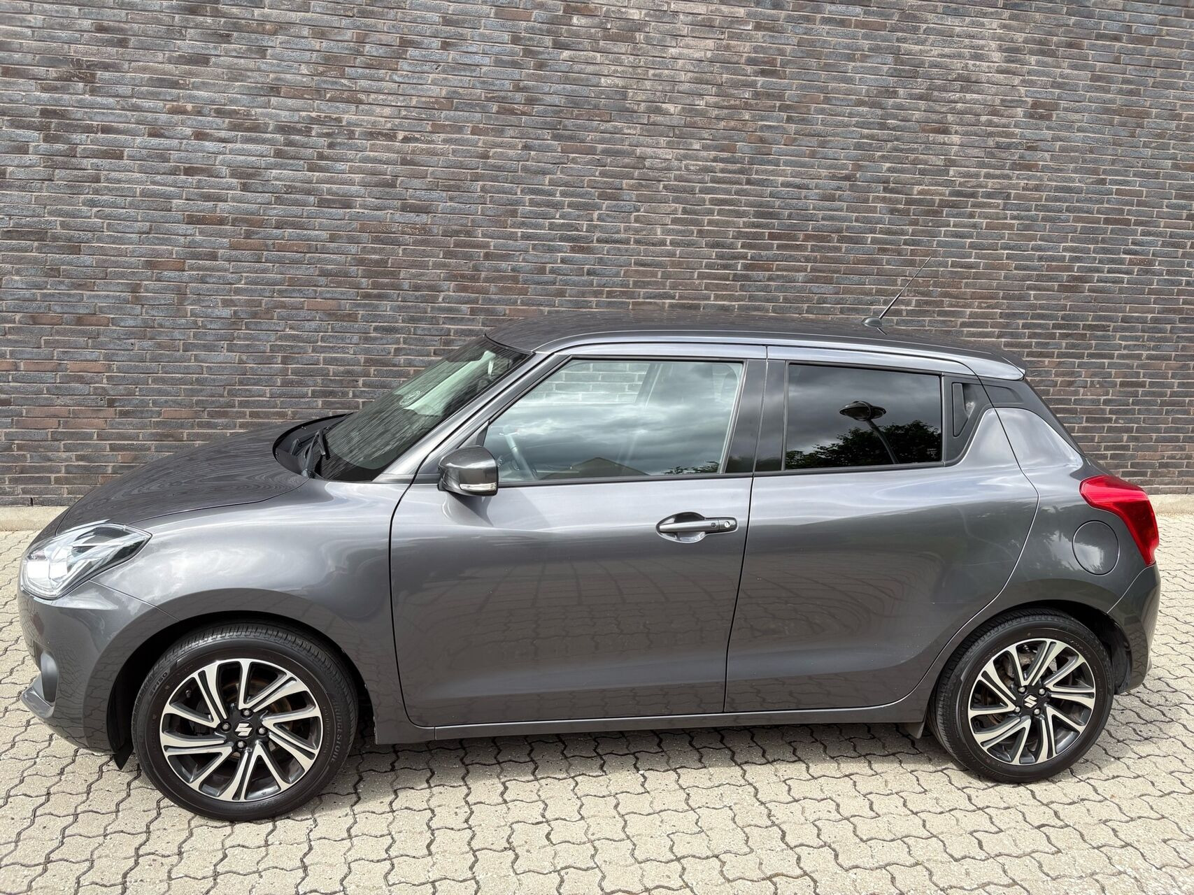 Grå Suzuki Swift fra 2021