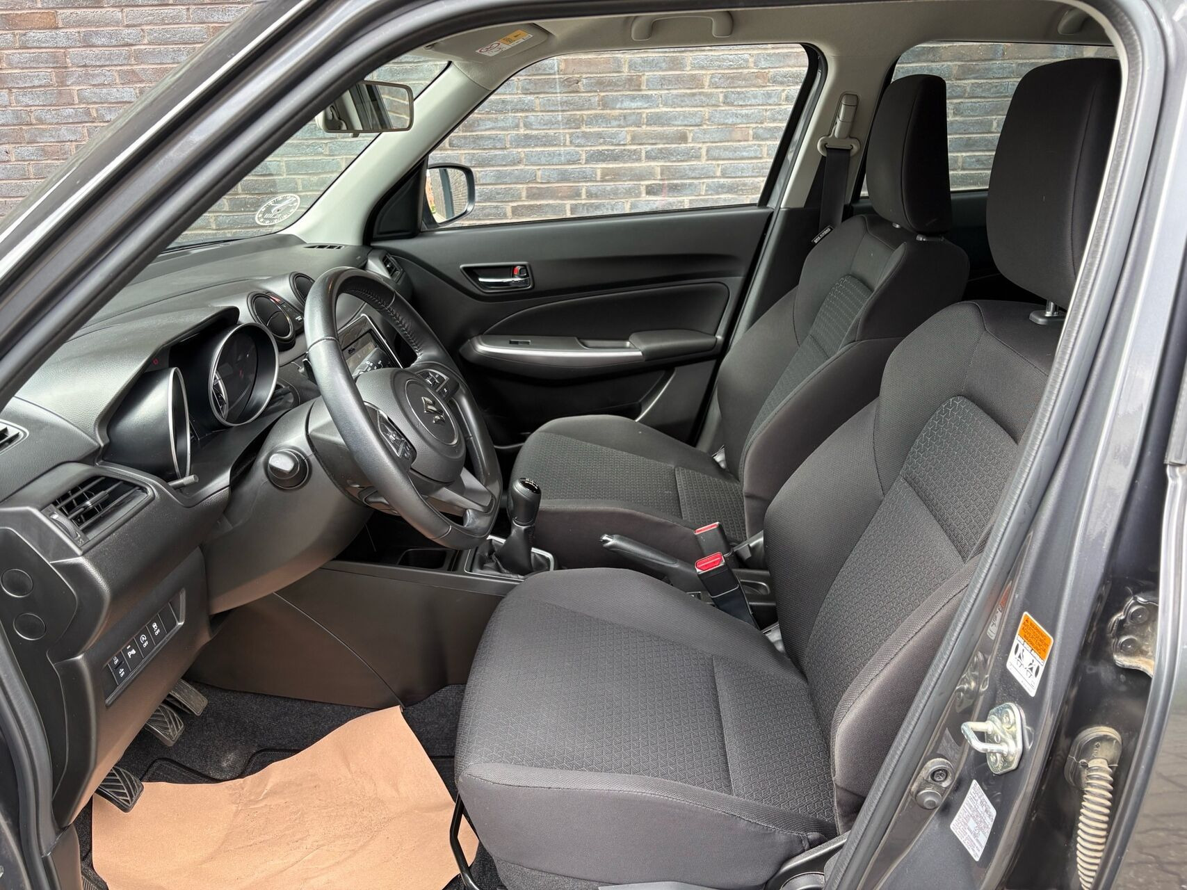 Grå Suzuki Swift fra 2021