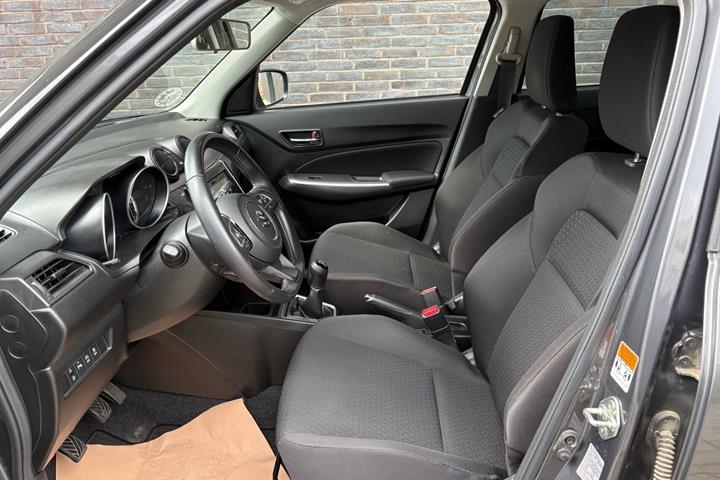 Grå Suzuki Swift fra 2021