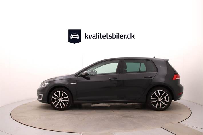 Grå VW Golf fra 2020