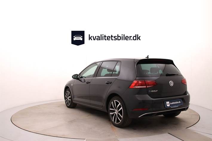 Grå VW Golf fra 2020
